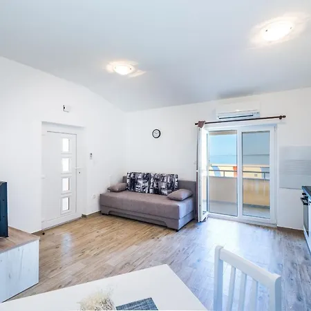 Apartment By The Sea Privlaka, Zadar - 18601 *