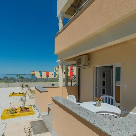 Apartment By The Sea Privlaka, Zadar - 18601 *