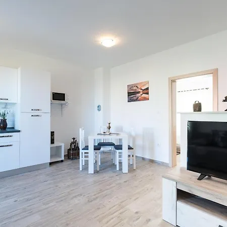 Apartment By The Sea Privlaka, Zadar - 18601 *